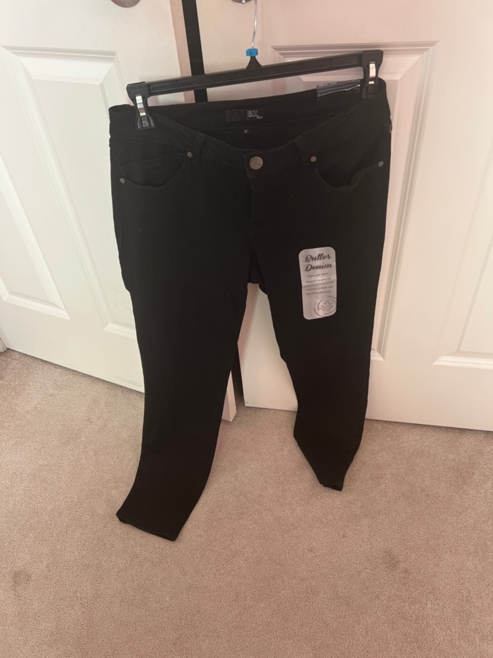 1822 Denim Women’s Skinny Jeans in Black